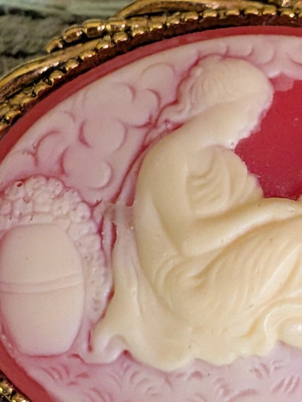Vintage Red & White Mother and Child Cameo Resin Gold Tone Brooch Pin - Picture 2 of 8